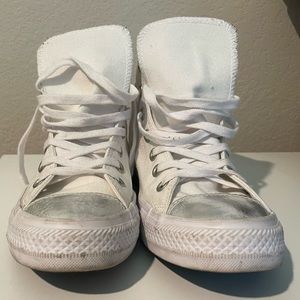 Sparkly white and silver Converse
Size 8 womens but fit like a 9
Open to offers